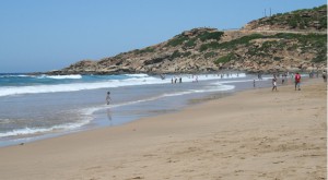 Vacaciones de verano en Marruecos. playa tres piedras tetuan