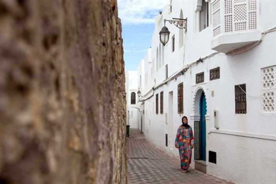 Callejón estrecho de la medina para pasear en la excursión a Tánger y Asilah desde Tarifa