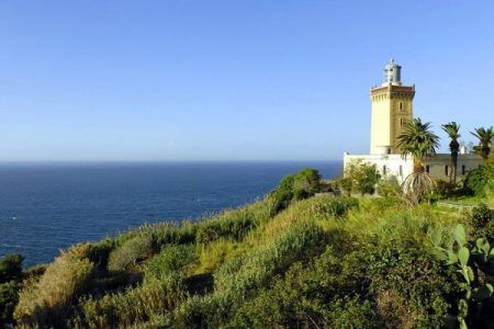Faro del Cabo Espartel en Tánger sobre acantilado verde con vistas al Atlántico