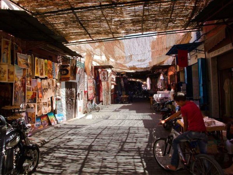 Zocos tradicionales de Marrakech con coloridas y artesanías locales