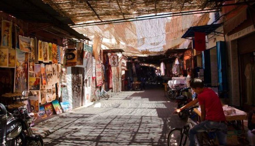 Zocos tradicionales de Marrakech con coloridas y artesanías locales
