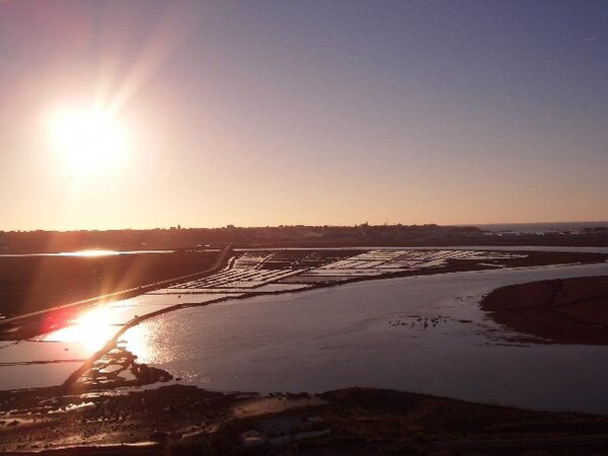 Río Lucus desembocando en el Atlántico en Larache, Marruecos