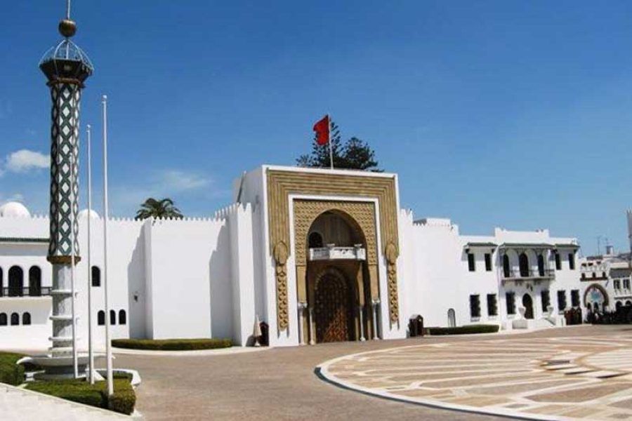 Palacio real de Tetuán con arco dorado ornamentado y minarete decorado en la plaza principal