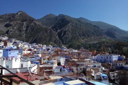 Vista panorámica de Chefchaouen con sus casas blancas y azules entre las montañas verdes del Rif