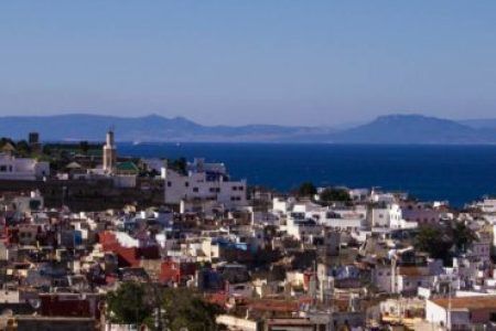 Medina de Tánger vista desde las alturas con casas blancas y el Estrecho de Gibraltar al fondo