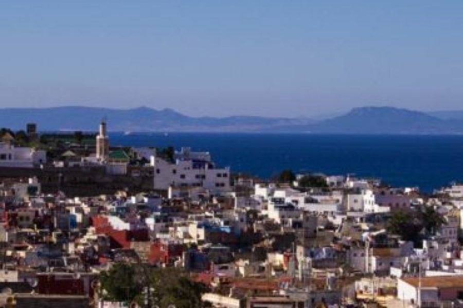 Medina de Tánger vista desde las alturas con casas blancas y el Estrecho de Gibraltar al fondo
