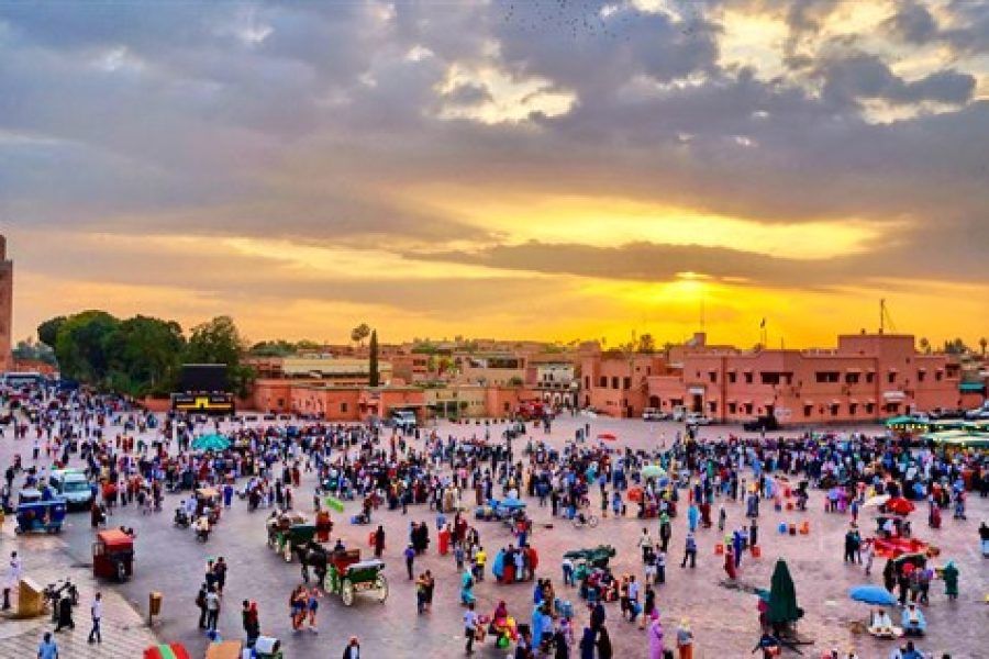 Atardecer en la Plaza Yamaa el Fna de Marrakech con artistas callejeros y viajeras