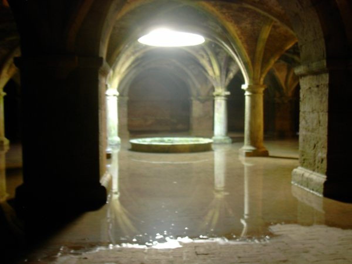 Cisterna portuguesa subterránea de El Jadida, Marruecos, con reflejos en el agua
