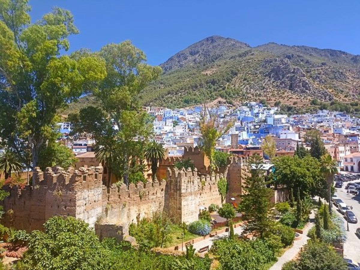 Vista de la kasbah de Chefchaouen con la ciudad azul y las montañas del Rif al fondo