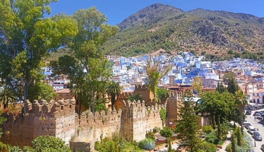 Vista de la kasbah de Chefchaouen con la ciudad azul y las montañas del Rif al fondo
