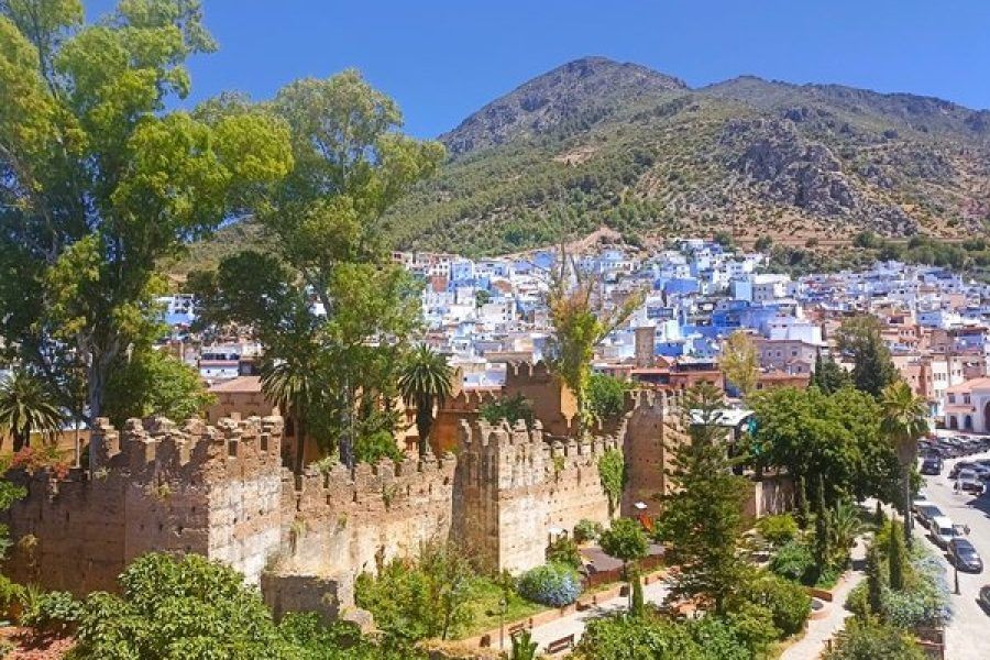 Vista de la kasbah de Chefchaouen con la ciudad azul y las montañas del Rif al fondo