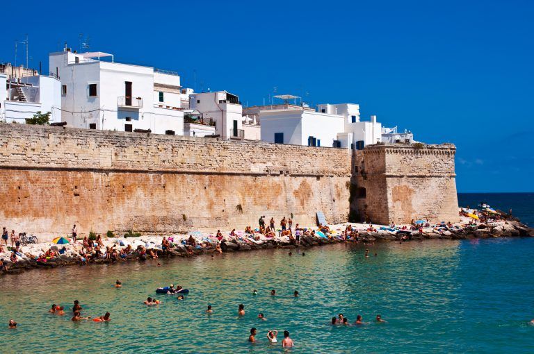 Muralla portuguesa frente a la playa de Asilah al atardecer en el norte de Marruecos