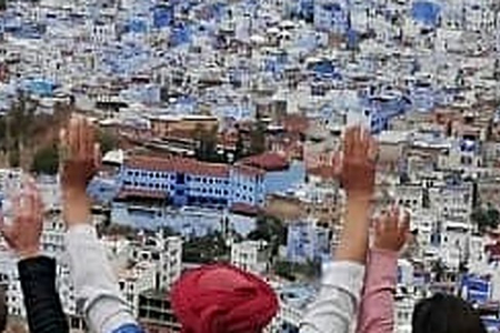Grupo de turistas viendo Chefchaouen, el pueblo azul, en una excursión de un día desde Tarifa