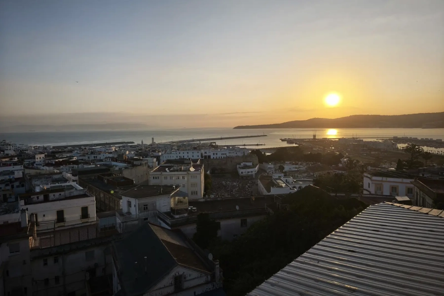 Amanecer sobre la bahía y el puerto de Tánger