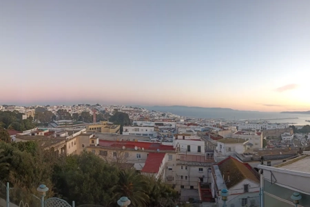 Callejón de la medina de Tánger con vista a un alminar
