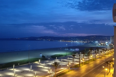 Paseo marítimo de Tánger iluminado de noche junto a la playa