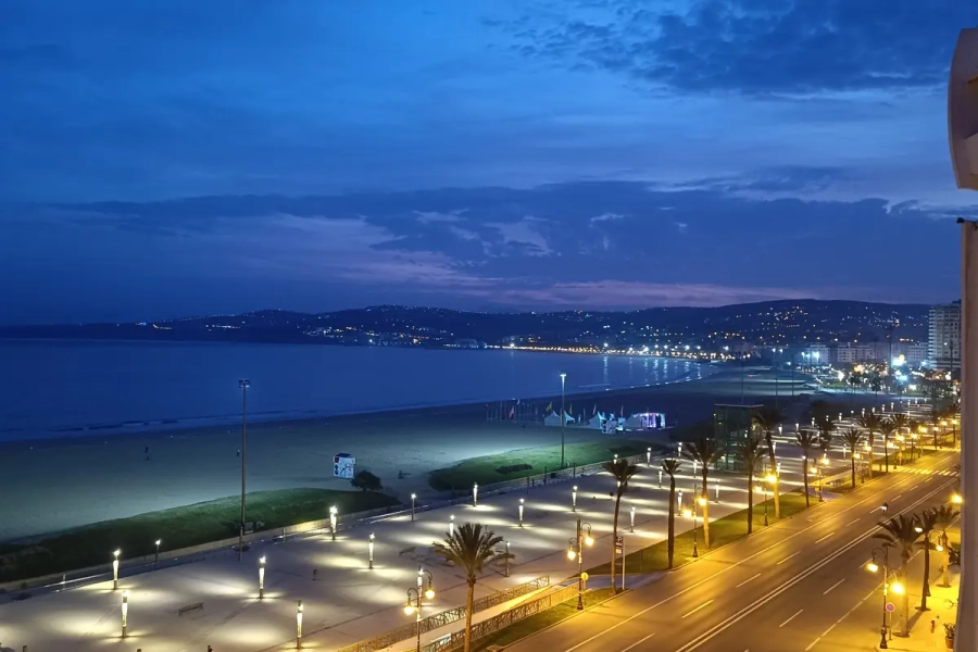 Paseo marítimo de Tánger iluminado de noche junto a la playa