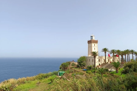 Vista general del faro de Cabo Espartel con palmeras, Tánger