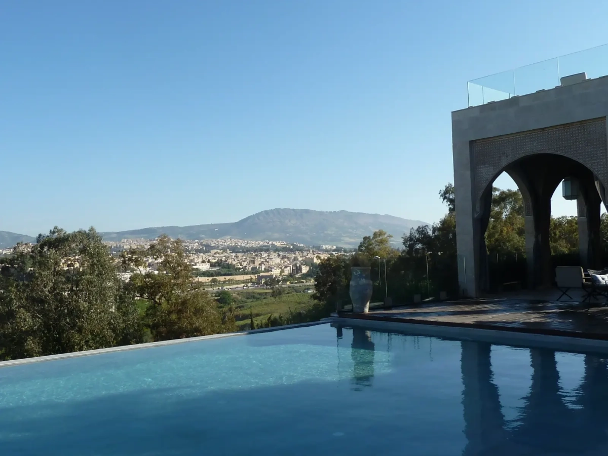Piscina infinita con vistas panorámicas a la ciudad de Fez desde el Hotel Sahrai