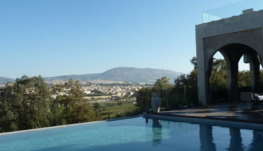 Piscina infinita con vistas panorámicas a la ciudad de Fez desde el Hotel Sahrai