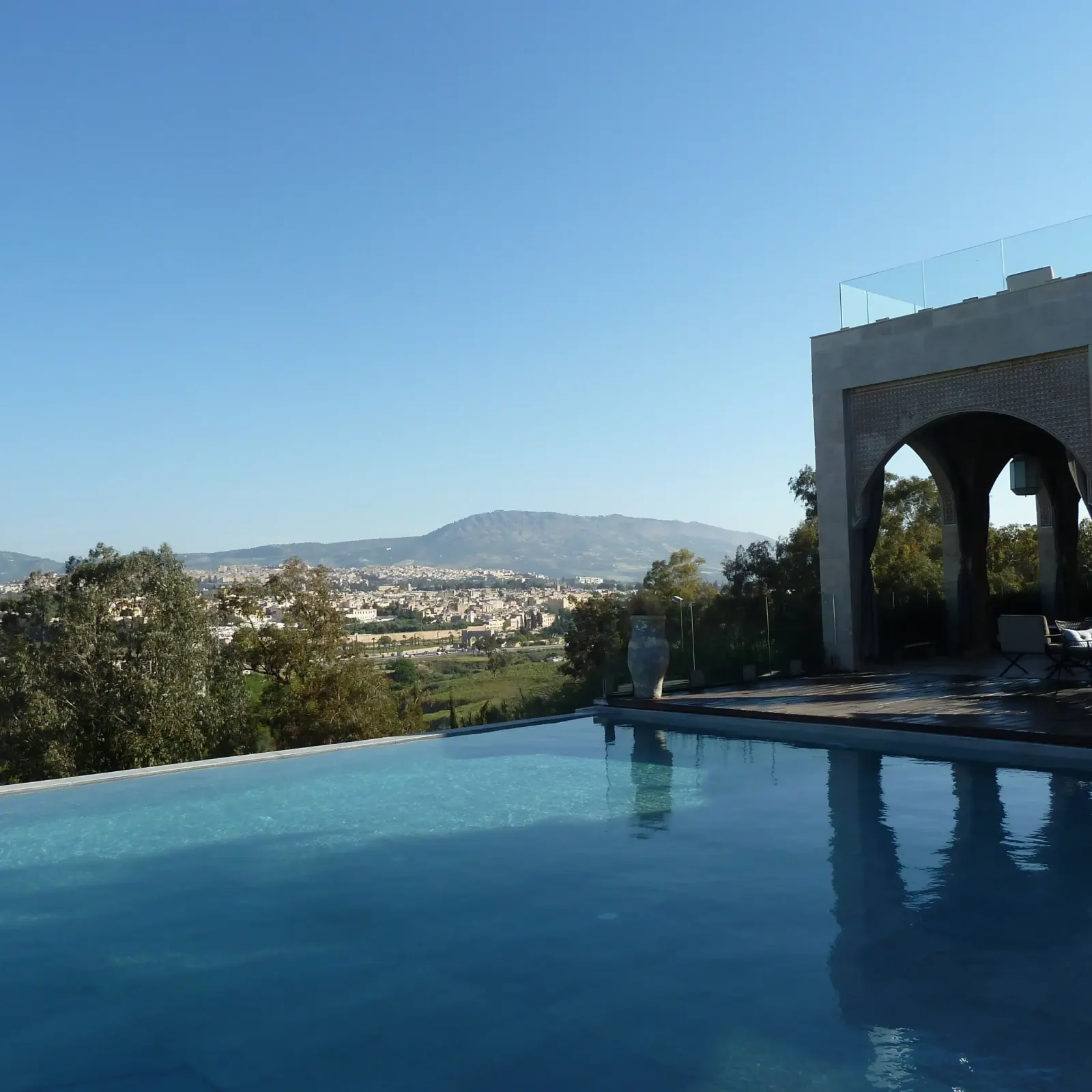 Piscina infinita con vistas panorámicas a la ciudad de Fez desde el Hotel Sahrai