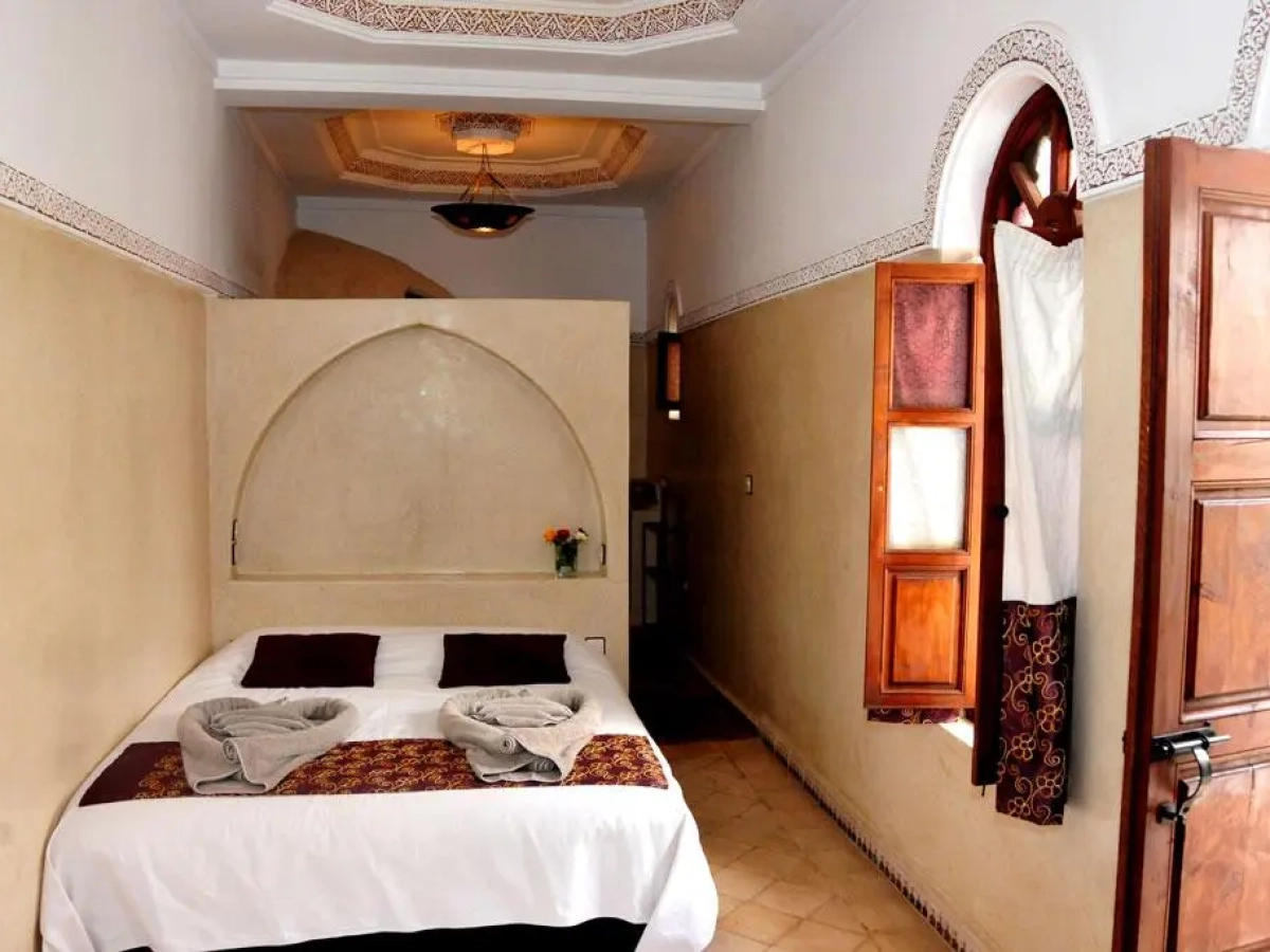 Habitación con nicho decorativo en tadelakt en el Riad Elias de Marrakech