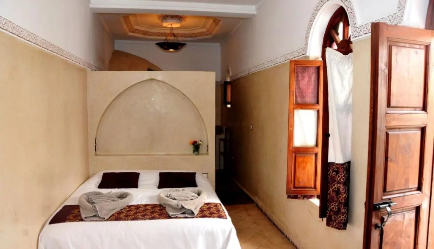 Habitación con nicho decorativo en tadelakt en el Riad Elias de Marrakech
