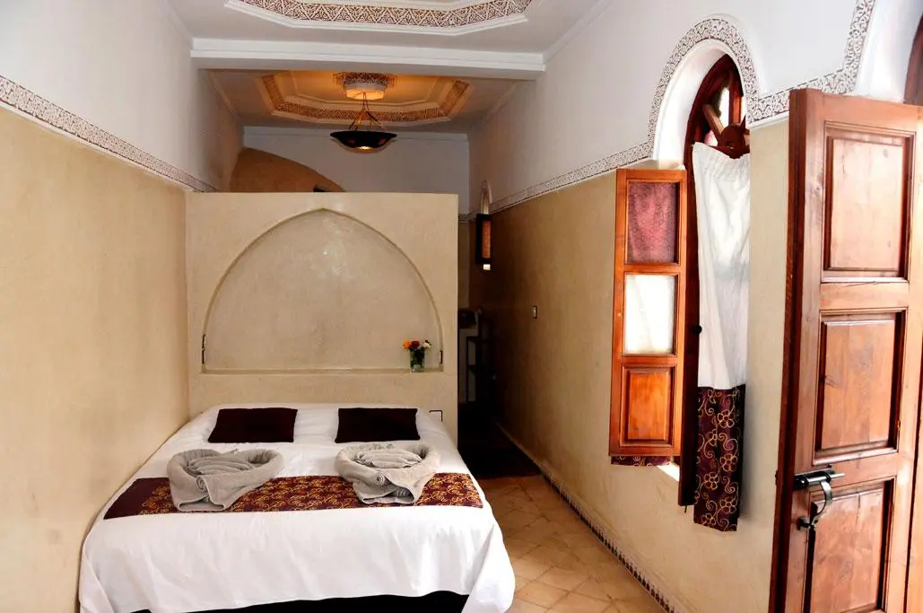 Habitación con nicho decorativo en tadelakt en el Riad Elias de Marrakech