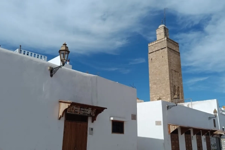 Calle de la medina de la Kasbah de los Oudayas con minarete, Rabat
