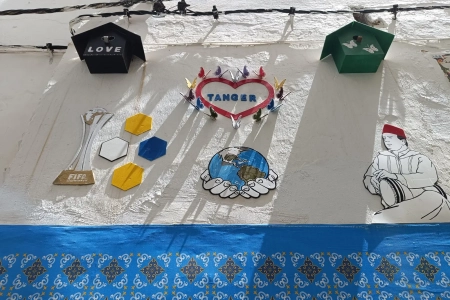 Mural con el corazón de Tánger y decoración de arte callejero