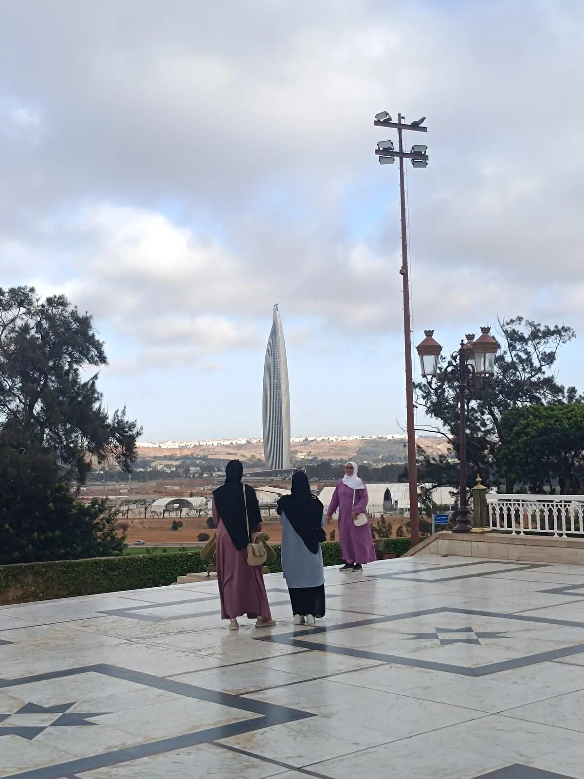 Paseo hacia la Torre Mohammed VI en Rabat
