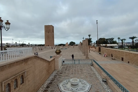 Plaza con fuente junto a la Torre Hassan, Rabat