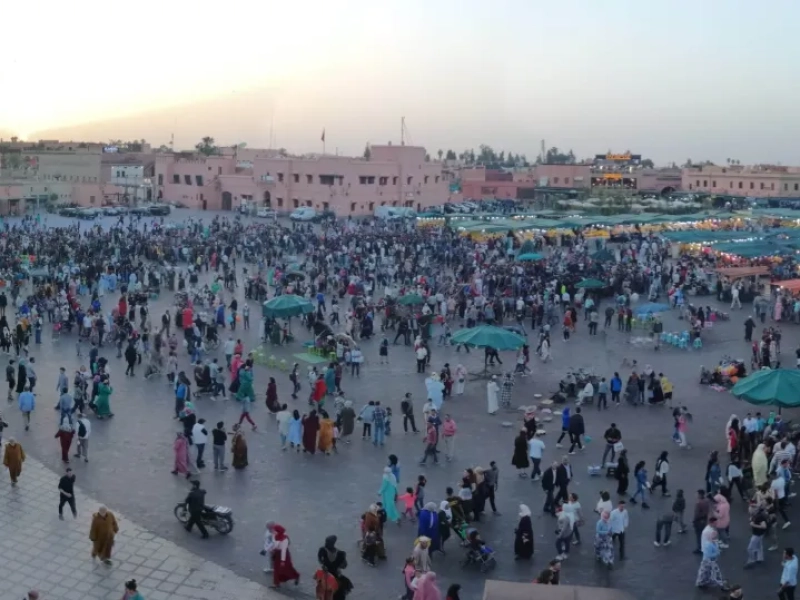 Plaza Jemaa el Fna de Marrakech al atardecer con la Koutoubia al fondo
