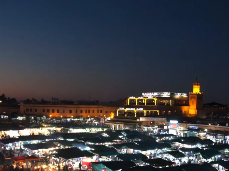 Plaza Jemaa el Fna de Marrakech de noche con los puestos iluminados